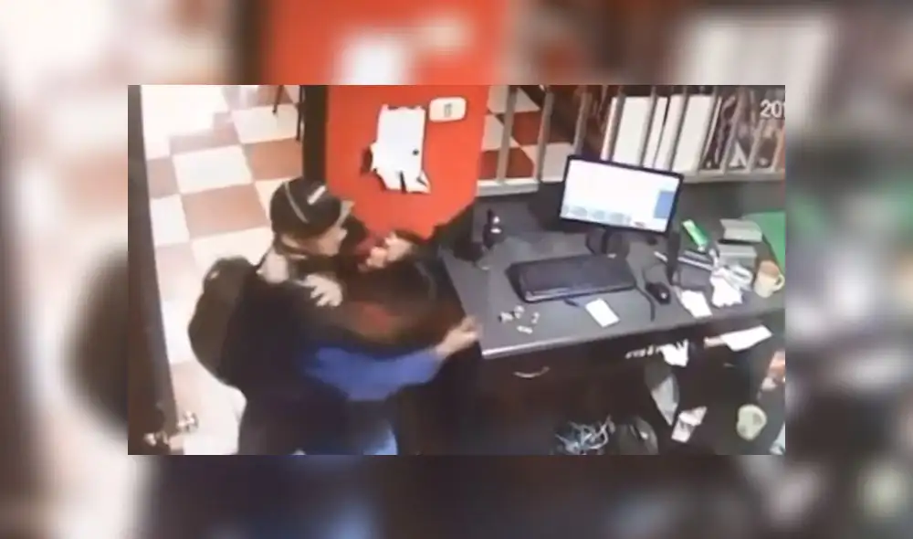 Delincuente engañó a trabajadora con la excusa que necesitaba una ayuda, pero terminó agrediéndola para robar. (Foto: Captura de video / América TV) Delincuente engañó a trabajadora con la excusa que necesitaba una ayuda, pero terminó agrediéndola para robar. (Foto: Captura de video / América TV)