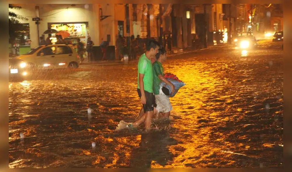 Piura: Fuertes lluvias y tormenta eléctrica azotan nuevamente la ciudad | VIDEO