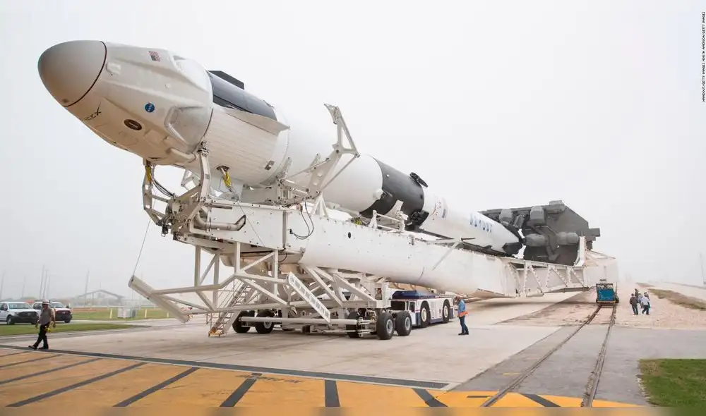 La Crew Dragon es una nave espacial de ocho metro de alto y cuatro de diámetro que ha sido fabricada por la empresa SpaceX. (Foto: CNN)