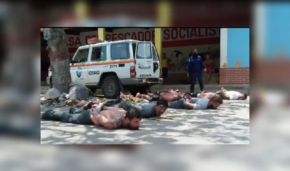 Erick Naz, un oficial de la Polic�a de Tr�nsito dirige el tr�fico vehicular en ciudad de Guatemala, mientras se proteje con una mascarilla las v�as respiratorias. La capital, una ciudad de casi tres millones de habitantes es una de las metr�polis m�s contaminadas del �rea centroamericana.    AFP  PHOTO/Orlando SIERRA. (Photo by ORLANDO SIERRA / AFP)