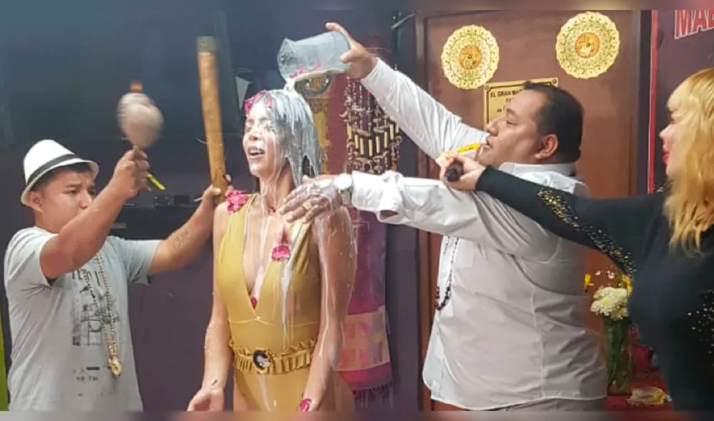 Sheyla Rojas pasa vergonzoso momento al someterse a baño de florecimiento