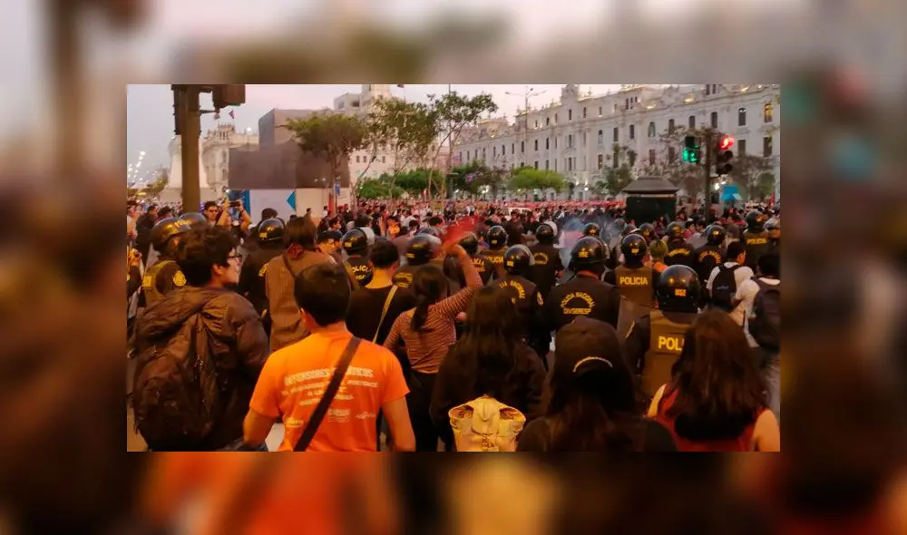 Reprimen con gases lacrimógenos a escolares que protestaban en Plaza San Martín. Créditos: Difusión.