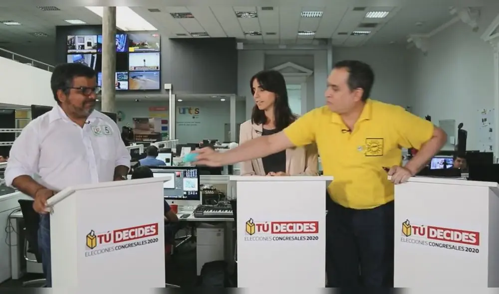 DEBATE ELECTORAL ENTRE JULIO ARBIZU DE JUNTOS POR EL PERU Y MARIO BRYCE DE SOLIDARIDAD NACIONAL. MARIO BRYCE LE ENTREGO DOS JABONES A ARBIZU. 