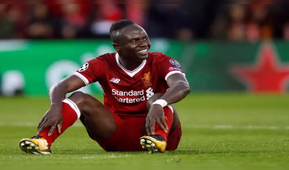 Sadio Mané: Goleador del Liverpool es sorprendido limpiando baños en una Mezquita [VIDEO]