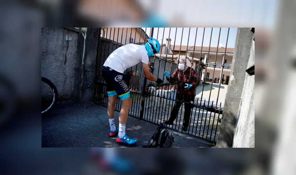 Davide se unió a un grupo de Facebook “Lodetto Solidale” al que acuden las personas necesitadas. Davide se unió a un grupo de Facebook “Lodetto Solidale” al que acuden las personas necesitadas.