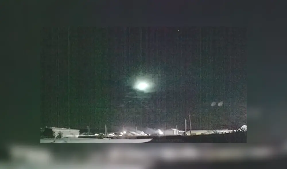 Desliza hacia la izquierda para ver el momento en un meteorito ilumina el cielo en Rusia. Viral de YouTube.
