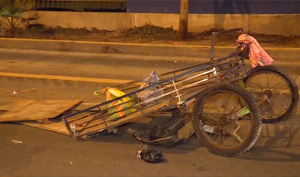 El triciclo, herramienta de trabajo de estos esposos, quedó destruido debido al fuerte impacto. (Foto: Captura América) El triciclo, herramienta de trabajo de estos esposos, quedó destruido debido al fuerte impacto. (Foto: Captura América)