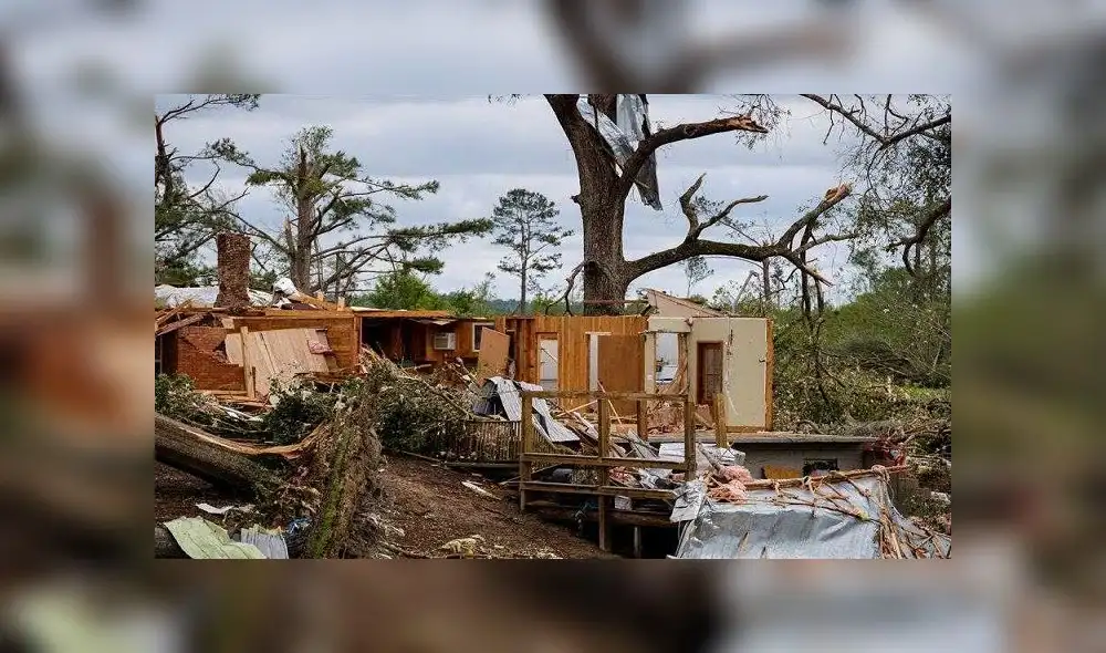 El tornado del día domingo 12 de abril dejó daños materiales en 200 viviendas. Foto: EFE