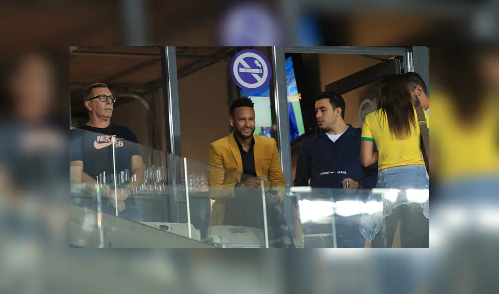 El delantero estuvo acompañado de 10 amigos en uno de los palcos del estadio. Créditos: EFE