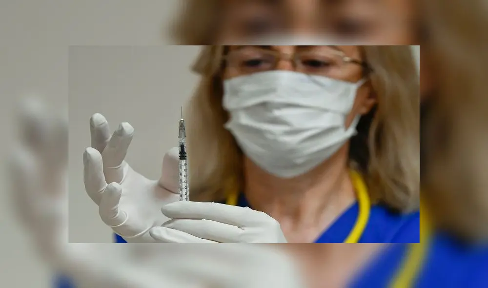 Neonatologist Valentina Gerginova prepares a dose of BCG vaccine in Vita private hospital in Sofia on May 20, 20120. - As labs test if the traditional BCG anti-tuberculosis vaccine offers any protection against coronavirus, Bulgaria is holding its breath in the hope of new markets for the millions of BCG doses it makes every year. Bulgaria would benefit several times over if the BCG vaccine proves to be effective against the coronavirus: the Balkan country is a major producer of the vaccine. (Photo by NIKOLAY DOYCHINOV / AFP)