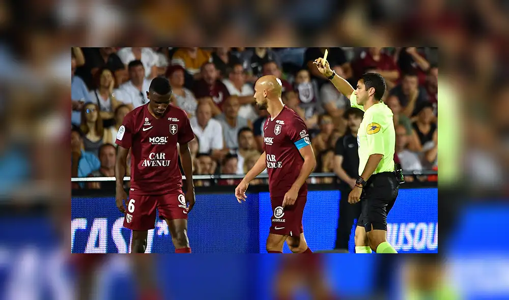 El partido entre Metz y París Saint Germain se vio opacado por un lamentable suceso en las tribunas.