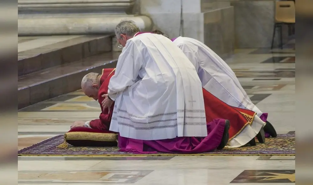 El papa Francisco rezó frente al llamado crucifijo de la Gran Peste. Foto: AFP.