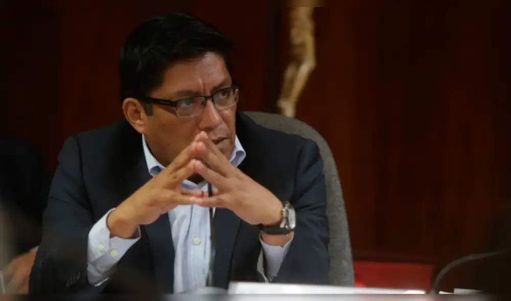 Hija del ministro Zeballos se pronuncia sobre la relación con su padre