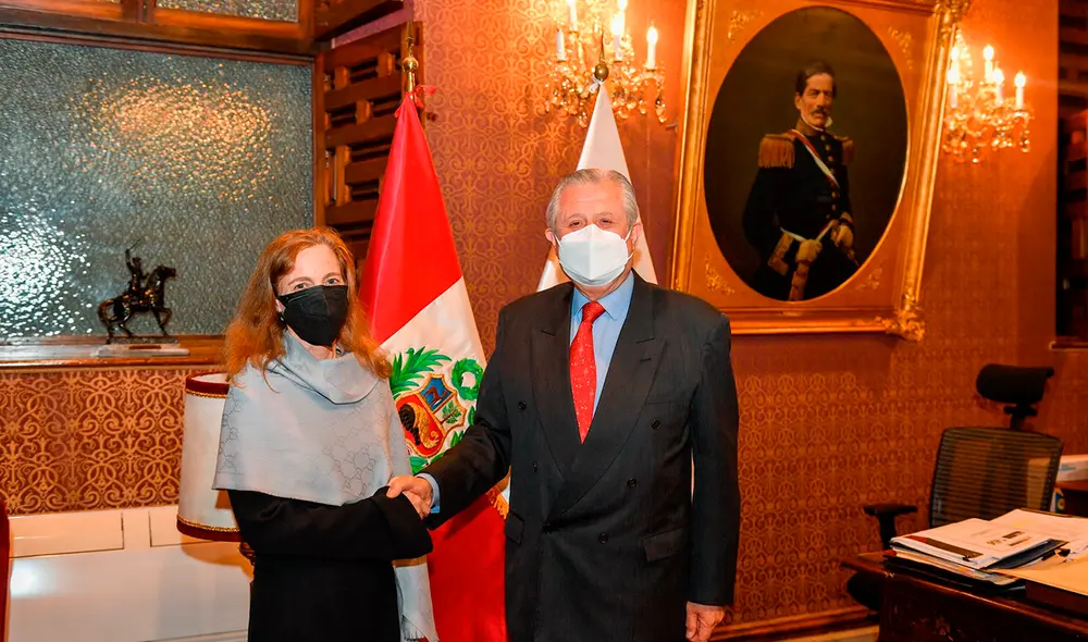 Óscar Maúrtua sostuvo una reunión con la embajadora de Estados Unidos, Lisa Kenna. Foto: Twitter @CancilleriaPeru Óscar Maúrtua sostuvo una reunión con la embajadora de Estados Unidos, Lisa Kenna. Foto: Twitter @CancilleriaPeru