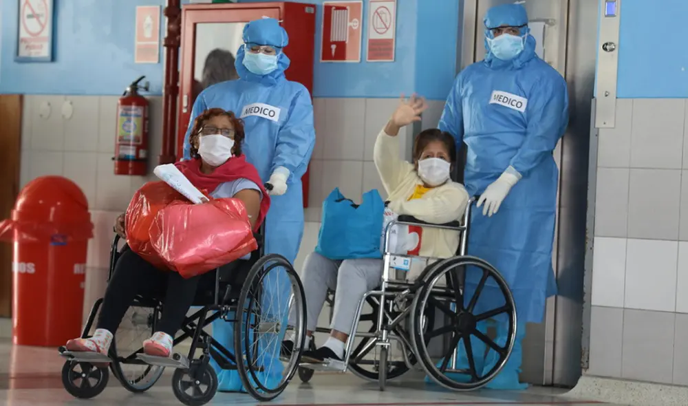Dos mujeres que superaron la COVID-19 salen del Hospital San Isidro Labrador. Foto: EsSalud