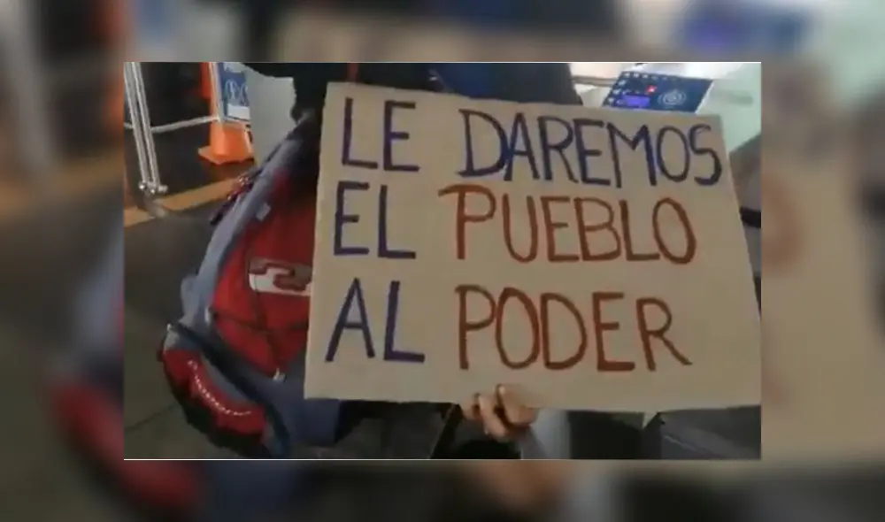 Finalmente, dejaron subir a la joven con su letrero. Foto: Twitter. Finalmente, dejaron subir a la joven con su letrero. Foto: Twitter.