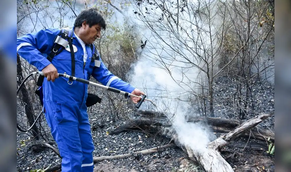 Evo Morales despertó las críticas de sus opositores cuando su aparato de prensa difundió fotos suyas combatiendo el
fuego en Santa Cruz.