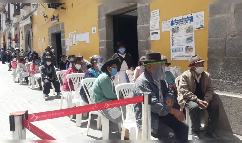 Defensoría del Pueblo en Ayacucho da cuenta de la situación que se vive en las afueras de los bancos. Foto: Defensoría