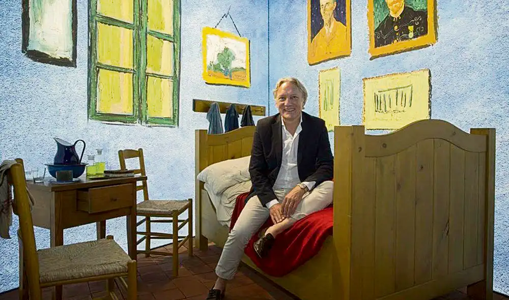 En familia. Vincent Willem van Gogh, sobrino nieto del célebre artista, posa en el dormitorio del pintor. Arriba, retrato Vincent van Gogh. Foto: difusión