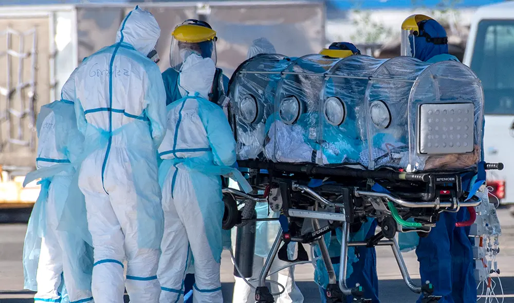 Trabajadores de salud trasladan a un paciente infectado con COVID-19 a la ciudad de Concepción, en una base de la Fuerza Aérea de Chile en Santiago, Chile. | Foto: Martín Bernetti / AFP Trabajadores de salud trasladan a un paciente infectado con COVID-19 a la ciudad de Concepción, en una base de la Fuerza Aérea de Chile en Santiago, Chile. | Foto: Martín Bernetti / AFP