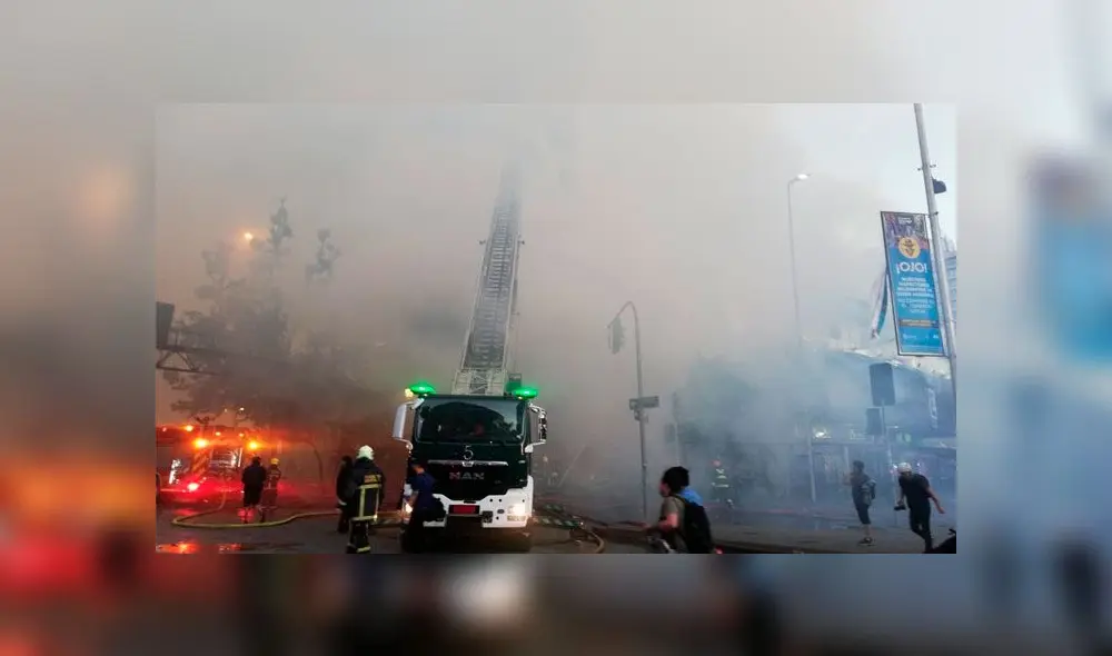 Incendio en edificio de Santiago de Chile fue causado en medio de las protestas contra Sebastián Piñera. Foto: Difusión Incendio en edificio de Santiago de Chile fue causado en medio de las protestas contra Sebastián Piñera. Foto: Difusión