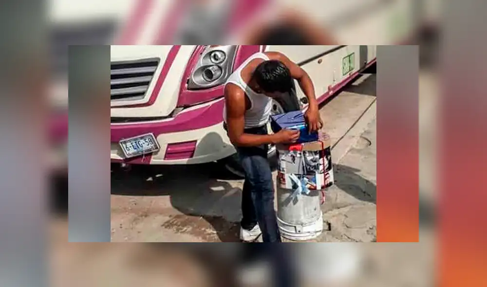 Chofer cumple 18 años y su novia le hace colorida fiesta en el bus donde trabaja [FOTOS]