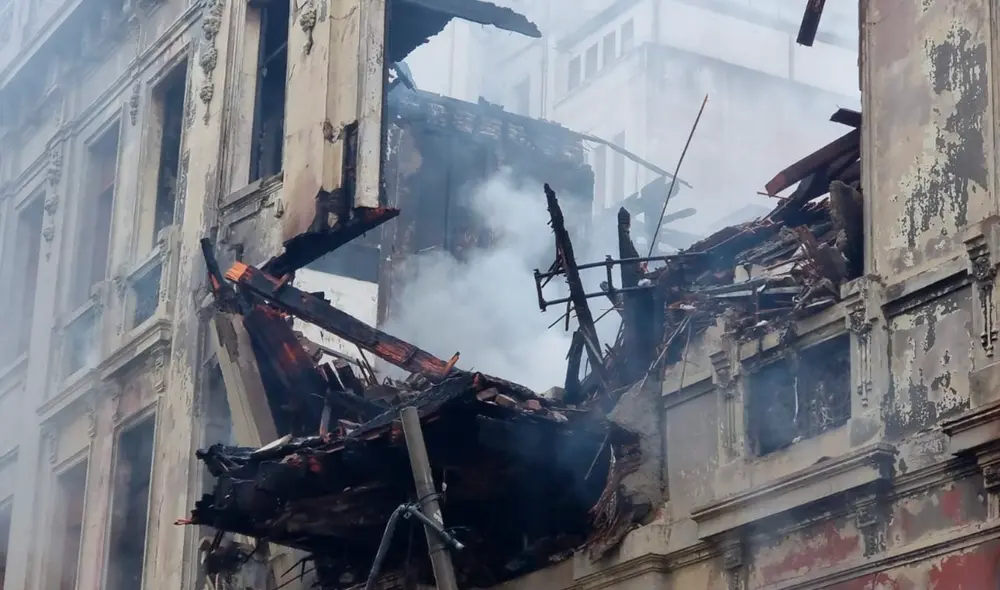 Jefe de los bomberos indicó que el material del edificio complica las labores de control del fuego. Foto: Vanessa Trebejo/URPI-LR