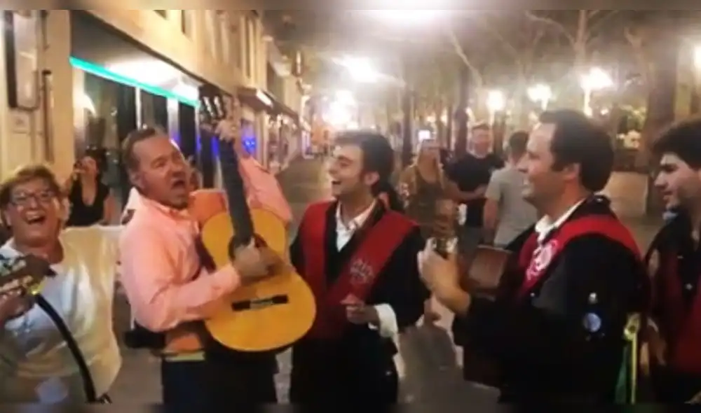 Tras ser repudiado en Hollywood, Kevin Spacey canta “La bamba” con tuna de Sevilla