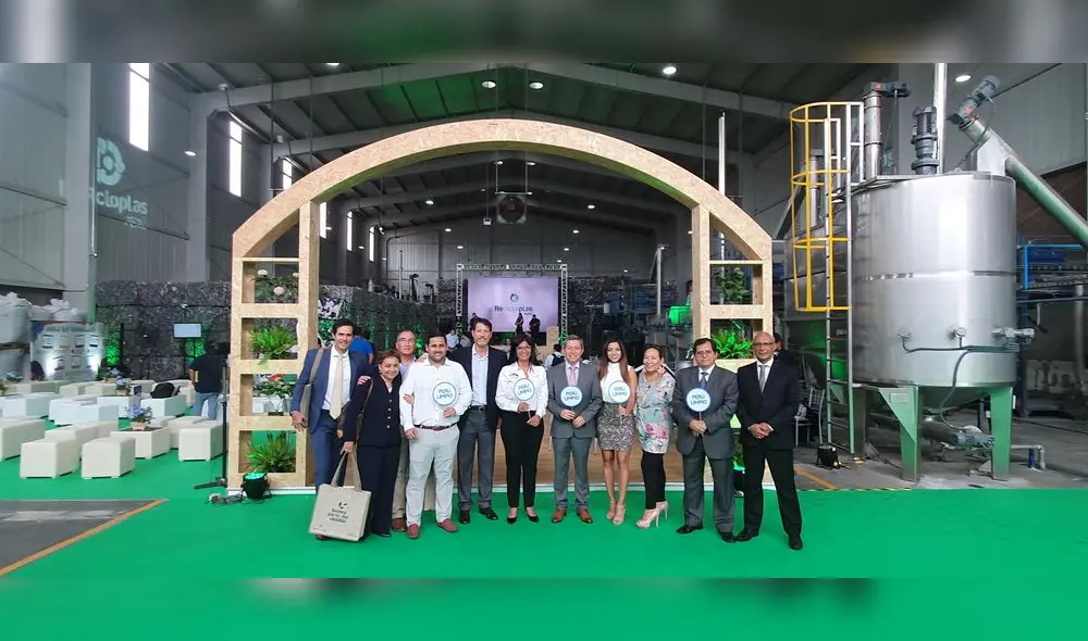 Equipo Pamolsa & Lies Araceli Linares viceministra de Gestión de Ambiental (MINAM). Foto:Difusión.