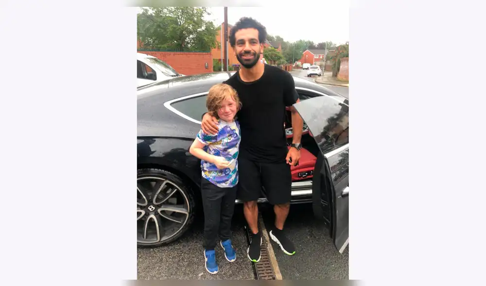 Mohamed Salah cumplió sueño a pequeño hincha del Liverpool que se rompió la nariz por perseguirlo.