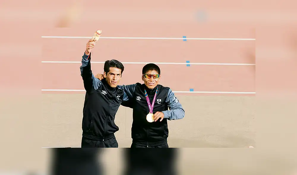 Festeja. Tras recibir la presea de oro lo seguían aplaudiendo.
