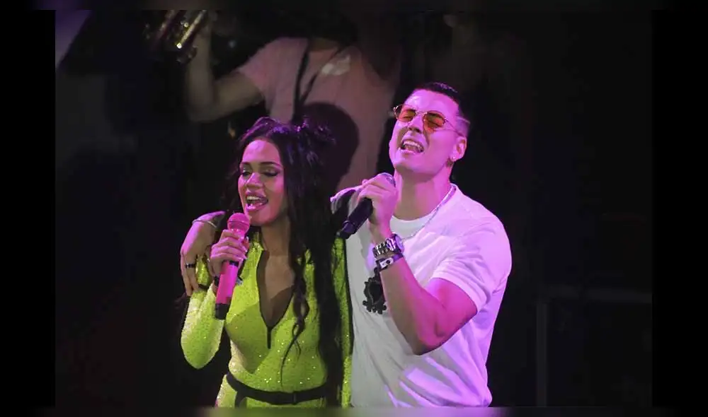 Mayra Goñi y popular cantante son captados en romántico encuentro [VIDEO]