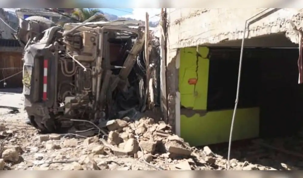 Volquete fuera de control derrumbó árboles, postes y el muro de una casa en Apurímac