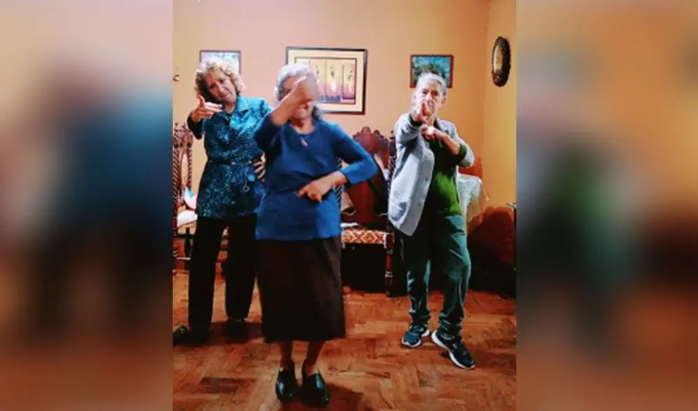 Desliza hacia la izquierda para ver más imágenes de esta peculiar escena protagonizada por tres abuelitas. Foto: captura de TikTok Desliza hacia la izquierda para ver más imágenes de esta peculiar escena protagonizada por tres abuelitas. Foto: captura de TikTok
