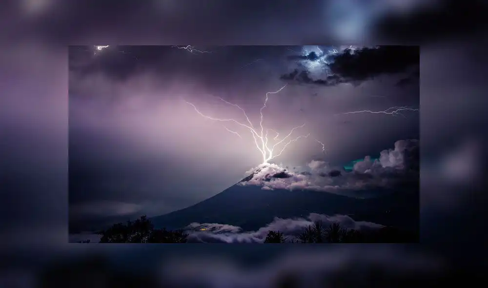 Rayo entra en contacto con volcán y genera una lluvia de fuegos artificiales [VIDEO]