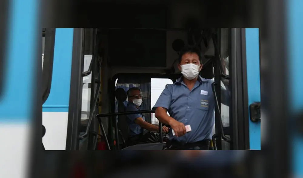 Pasajeros pugnan por subir a los buses, los cuales escasean y solo pueden llevar el 50% de lo normal. (Foto: Mauricio Malca / La República)