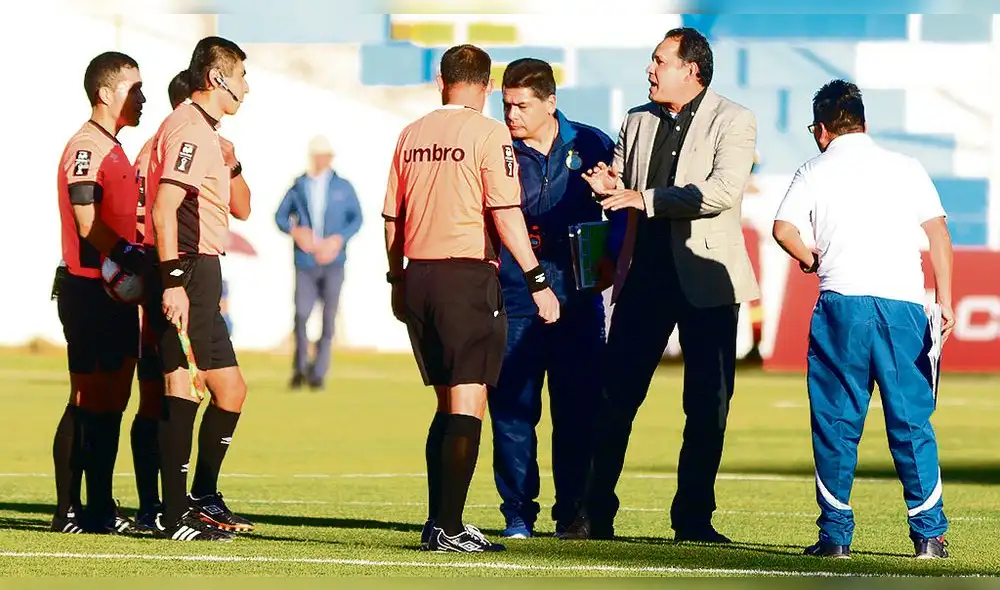 Real Garcilaso: Reynoso explotó contra arbitraje