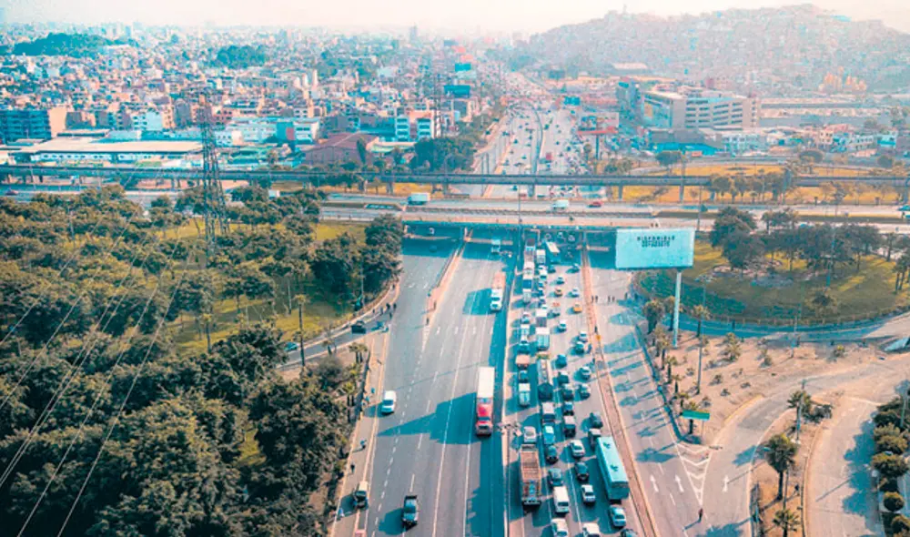 Puente Atocongo, en San Juan
de Miraflores. Vía donde circulan gran cantidad de vehículos. Puente Atocongo, en San Juan
de Miraflores. Vía donde circulan gran cantidad de vehículos.