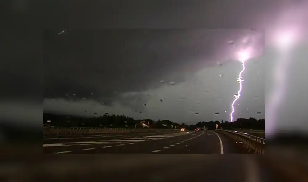 Potente rayo roza avión a punto de despegar y pasajeros se salvan de milagro
