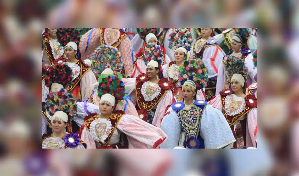 Familias enteras disfrutaron del variado y colorido cronograma del Desfile Militar. (Foto: La República)