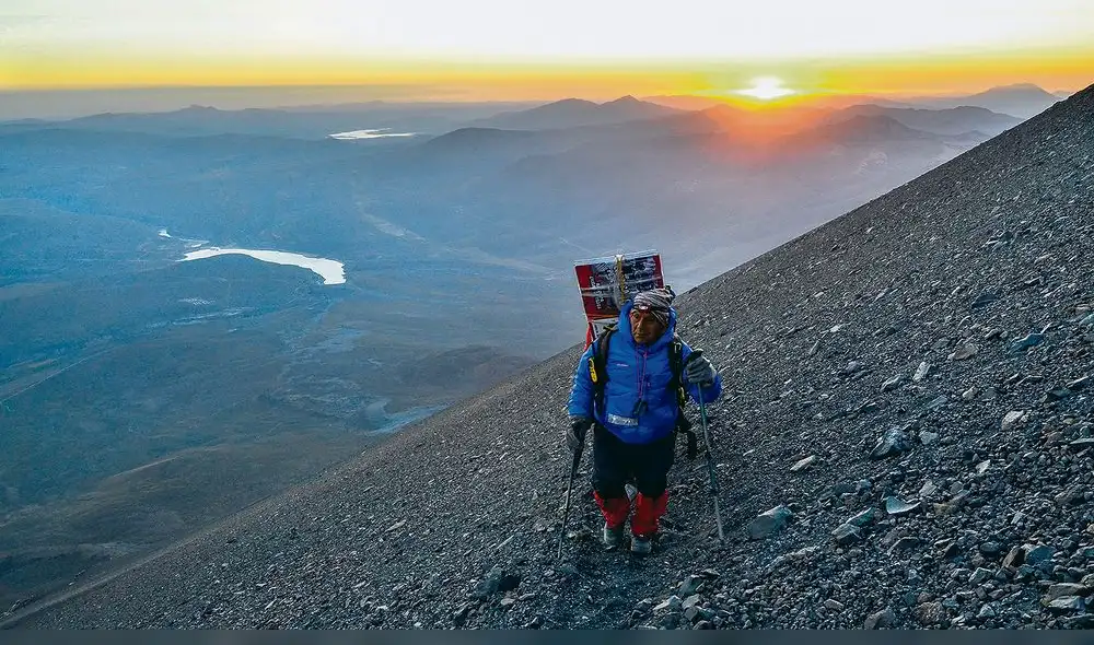 a punto de coronar la cima. En el horizonte despunta el sol. Arcadio Mamani, un andinista de viejas batallas, está a punto de llegar a la cima. Lideró la última expedición de ascenso.