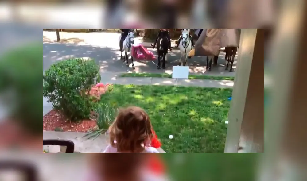 Desliza las imágenes para ver el emotivo detalle que dieron un grupo de policías a una menor en cuarentena. Foto: TikTok Desliza las imágenes para ver el emotivo detalle que dieron un grupo de policías a una menor en cuarentena. Foto: TikTok