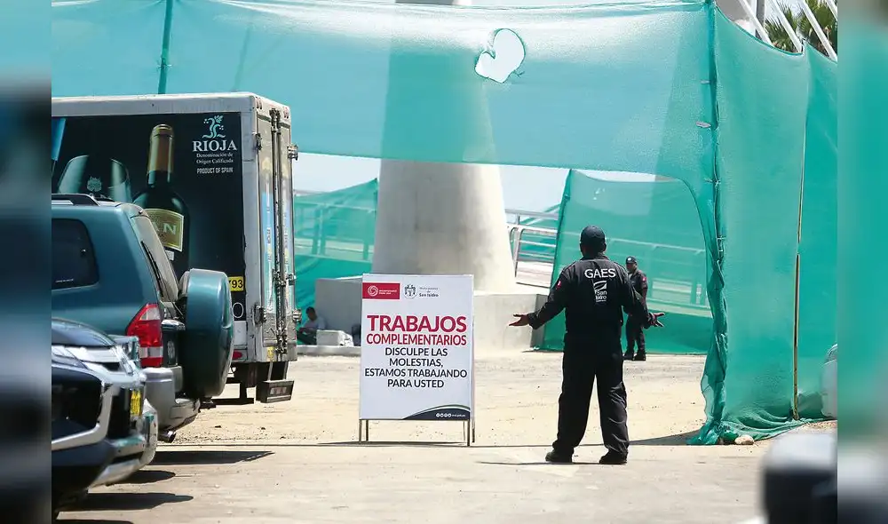 No hay pase. Durante el día, las mallas fueron reinstaladas en el puente pese a las protestas.