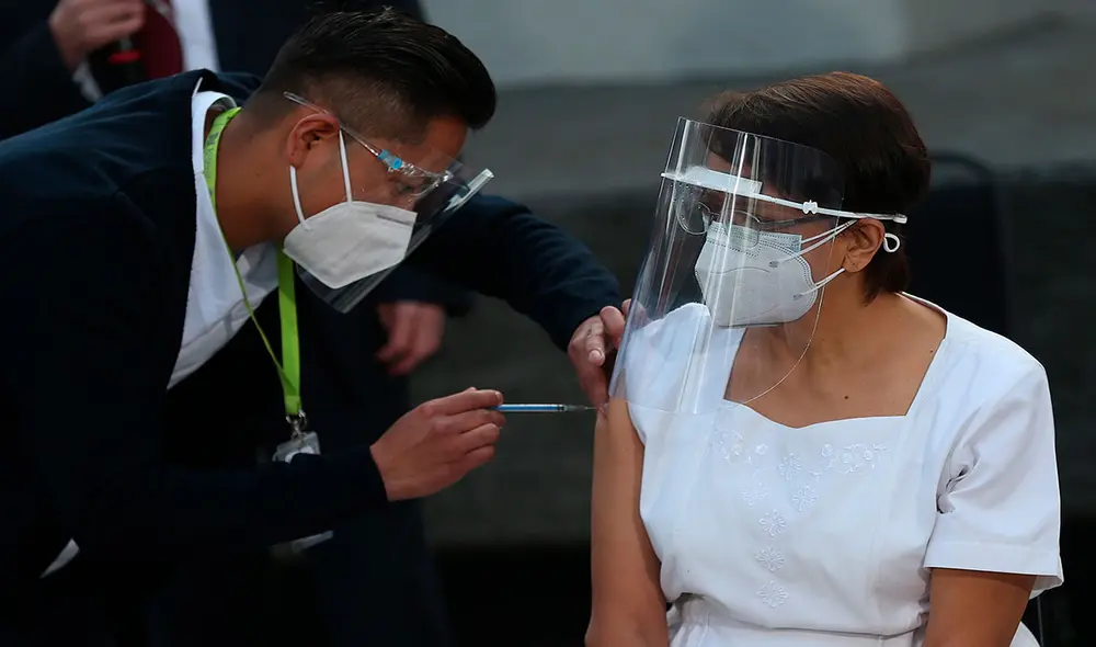 México puso en marcha el plan de vacunación contra el coronavirus al suministrar las primeras dosis adquiridas de la vacuna de Pfizer-BioNtech al personal médico del Hospital General de México. Foto: EFE