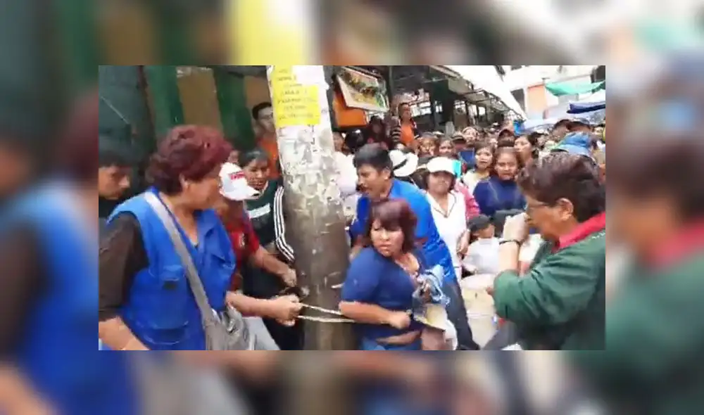 Personas amarraron a la presunta ladrona a un poste en la plataforma comercial Andrés Avelino Cáceres. Personas amarraron a la presunta ladrona a un poste en la plataforma comercial Andrés Avelino Cáceres.