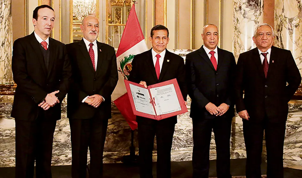 El dato. El 23 de julio del 2014 se firmó el contrato con Odebrecht y Enagás. El segundo, de derecha a izquierda, es Rodney Carvalho, quien será interrogado en Curitiba. El dato. El 23 de julio del 2014 se firmó el contrato con Odebrecht y Enagás. El segundo, de derecha a izquierda, es Rodney Carvalho, quien será interrogado en Curitiba.