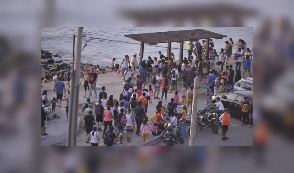 Algunas personas aseguraron que se demoraron en cruzar el puente hasta una hora. (Foto: Javier Quispe / La República) Algunas personas aseguraron que se demoraron en cruzar el puente hasta una hora. (Foto: Javier Quispe / La República)