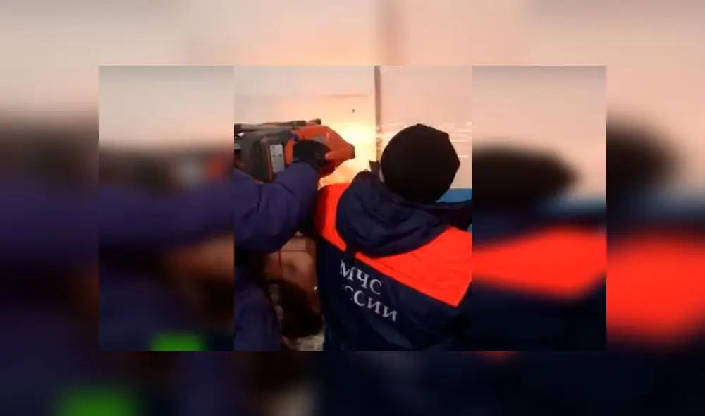 El desafortunado hombre quedó atrapado detrás de una pared y sus desgarradores gritos despertaron a sus vecinos que tuvieron que llamar a los rescatistas.