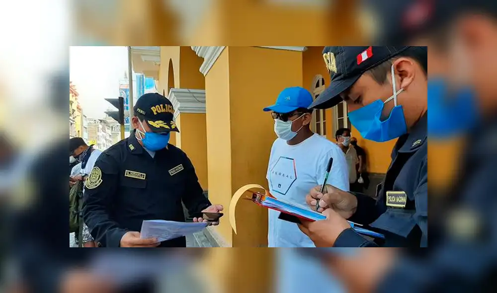 Aplican papeletas a infractores del toque de queda. Foto: PNP Aplican papeletas a infractores del toque de queda. Foto: PNP