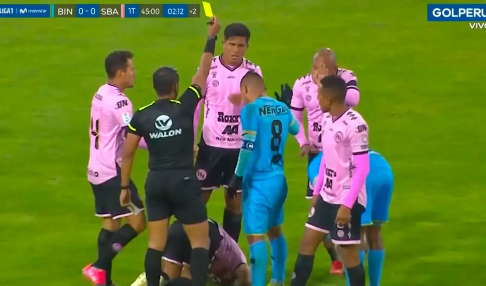 Yorkman Tello recibió la tarjeta amarilla por brutal jugada. Foto: Captura Yorkman Tello recibió la tarjeta amarilla por brutal jugada. Foto: Captura